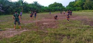 Keakraban TNI Bermain Bola Bersama Pemuda Desa Danti