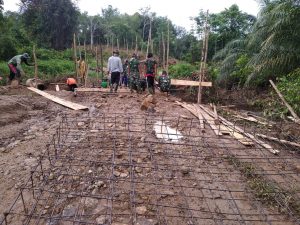 Hujan Tak Surutkan Semangat Satgas TMMD Kodim 1202 Singkawang