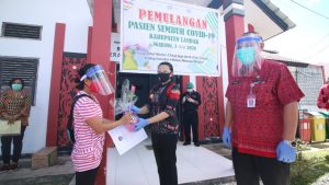Bupati Landak Melepas Kepulangan Pasien Sembuh Covid-19, Persentase Kesembuhan Meningkat 78,9%