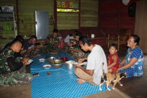 Satgas TMMD Ini Ketagihan Sambal Terasi Buatan Bu Yandi