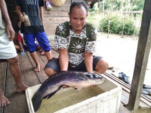 Keakraban Satgas TMMD Kodim Singkawang dan Masyarakat saat Mencari Ikan
