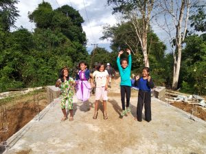 Anak-anak Ini Terlihat Gembira Nikmati Jembatan dan Jalan Baru