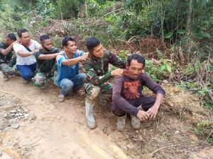 Lelah Usai Bekerja, TNI Ini Pijat Berantai bersama  Warga