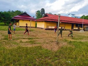 Inilah Keceriaan Pemuda Desa Danti, Bengkayang Bersama Satgas TMMD