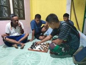 Pak TNI Ini Jadikan Catur Sarana Komsos di Lokasi TMMD Kodim Ketapang