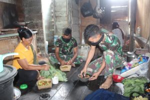 Satgas TMMD Kodim Ketapang Ikut Bantu Masak di Dapur