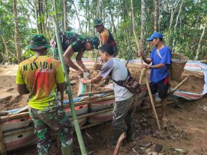 Warga dan TNI Kompak Angkat Pasir untuk Rabat Beton