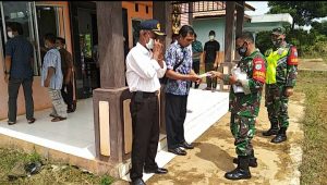 Satgas TMMD Bagikan Masker kepada Warga Desa Danti, Bengkayang