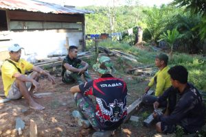 Personel TMMD Kodim Ketapang dengan Cepat Akrab dengan Warga