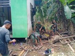 Warga Bantu TNI Bangun Pondasi Jamban