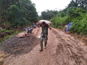 Sampai Keringatan, Pak Tentara Ini Angkat Semen ke Lokasi