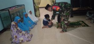 Anggota TNI Ini Ajarkan Salat Anak-anak di Lokasi TMMD