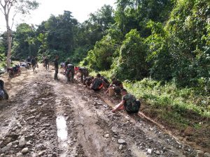 Satgas TMMD Ratakan Tanah Bersama Waga Desa Danti