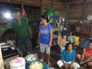 Peltu Cipto Goreng Singkong saat Istirahat di Lokasi TMMD