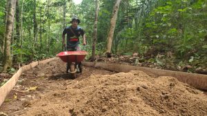 Hari Libur, Pak Tentara Terus Bekerja di TMMD Kodim Ketapang