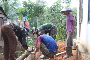 Satgas TMMD Kodim Ketapang Bersama Warga Buat Pondasi Tiang Pagar