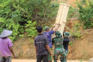 Warga Antusias Gotong Royong Bantu Satgas TMMD Kodim Ketapang Rehap Musala