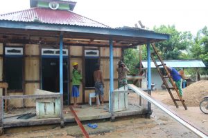 Berbekal Semangat, Anggota TMMD dan Masyarakat Saling Membantu