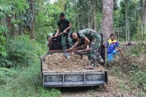 Satgas TMMD Kodim Ketapang Distribusikan Material Rabat Beton