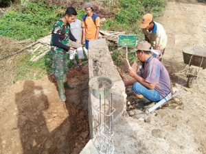 Satgas TMMD Kerjakan Penyelesaian Plesteran Cloneng Jembatan Beton di Desa Danti