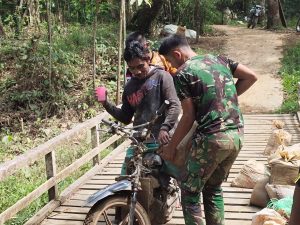 Kerjasama Satgas TMMD Kodim Ketapang dan Warga Angkut Material
