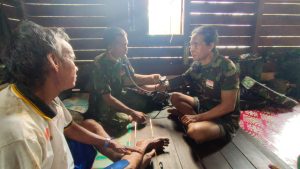 Beri Pelayanan Kesehatan, Serda Masadi Sambangi Warga