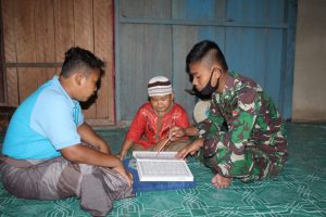 Kenalkan Al Quran dan Akhlak, Satgas TMMD Kodim Ketapang Ajarkan Anak-anak Mengaji