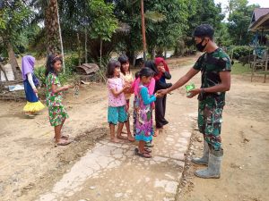 Satgas TMMD 108 Berbagi Keceriaan Melalui Permen Bersama Anak-anak di Dusun Momong