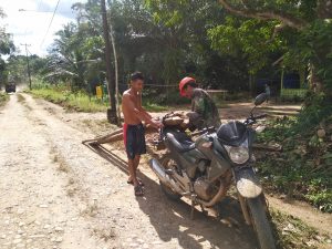 Warga Bantu Anggota TNI dalam Kesulitan Membawa Kayu