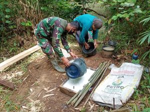 Anggota Satgas TMMD Bantu Menyadap Karet Warga di Kebun