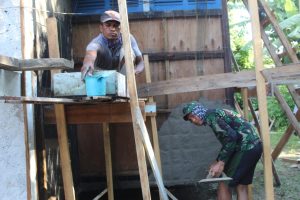 Pak Mora Rajin Bantu Satgas TMMD Kodim Ketapang Rehab Musala
