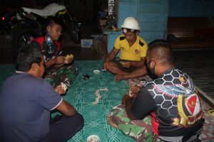 Hilangkan Penat, Warga dan Satgas TMMD Main Gaple