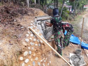 Anggota Satgas Membuat Prasasti Bertuliskan TMMD Reg Ke-108 TA.2020 Kodim 0105/Aceh Barat