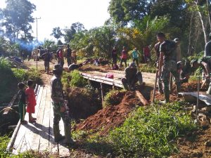 Satgas Bersama Masyarakat Laksanakan Pembokaran Jembatan