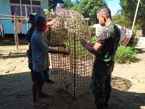 Satgas TMMD Bantu Warga Buat Bubu, Penangkap Ikan Tradisional