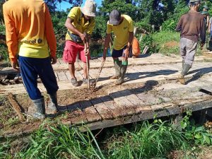 Gotong Royong  Warga Bersama Satgas TMMD 108 Membangun Jembatan 4X8 Meter