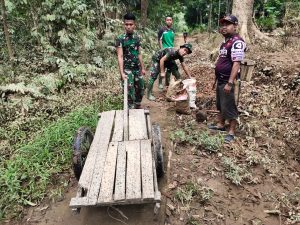 Inilah Cara Satgas TMMD Kodim Ketapang Membawa Material di Lokasi