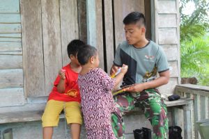 Bangun Komunikasi, Satgas TMMD Kodim Ketapang Bermain Bersama Anak-anak