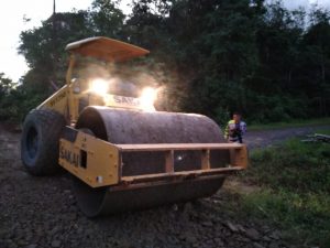 Alat Berat Vibro Kerja Hingga Larut Malam, Satgas TMMD Kodim Singkawang