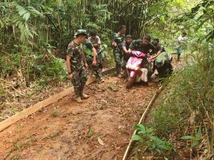 Selain Gerobak, Langsir Material di Lokasi TMMD Kodim Ketapang Pakai Motor