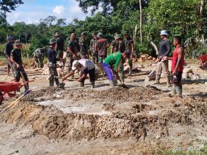 Satgas TMMD Kodim Singkawang Bersama Warga Pengecoran Jembatan Ukuran 4×8 Meter