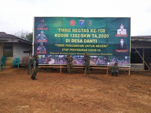 Peduli Kesehatan, Satgas TMMD Pasang Banner Pencegahan Covid-19 di Desa Danti