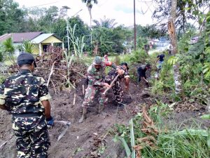 Satgas TMMD Kodim Singkawang Bersama Masyarakat  Kerja Bakti