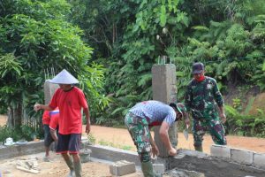 Babinsa Beringin Rayo Awasi Pengerjaan Sasaran TMMD