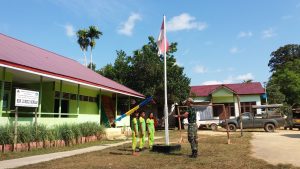 Satgas TMMD Kodim Ketapang Latih Anak-anak Tata Cara Upacara Bendera