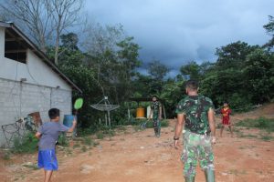 Cari Hiburan, Satgas TMMD Kodim Ketapang Main Badminton