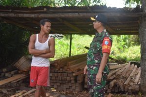 Dansatgas TMMD Kodim Ketapang Berinteraksi dengan Warga