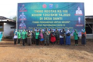 Persit Kodim 1202/Skw Bagi Sembako di Lokasi TMMD ke-108