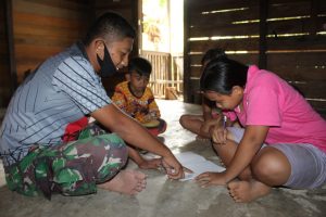 Pak Tentara Ini Temani Anak-anak Belajar di Lokasi TMMD Kodim Ketapang