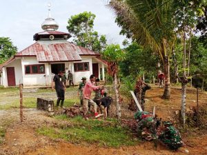 Jumat Bersih, TMMD Kodim Aceh Barat Bersihkan Rumah Ibadah